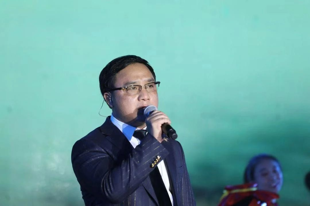            董事长彭大鹏演唱